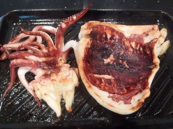 step4: 透抽煎出焦香狀時請翻面,再撒上少許的黑胡椒粉增添風味。