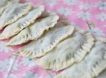 step5: 接著以包水餃的方式對半包覆，於邊緣塗抹少許的水，並使用一小把叉子於邊緣用力按壓，即可緊緊黏住囉!