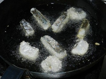 step4: 起一油鍋，將魚炸熟