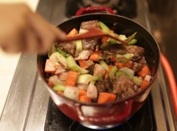 step5: 把牛肉加入燉鍋裡一起稍微拌炒一下，再把原本煎肉的鍋子裡的醬汁倒入燉鍋裡。再加入原來醃肉的紅酒汁和裡面的<span class="group_3">蔬菜</span>拌炒，加上一些<span class="group_5">香料</span>和胡椒燉煮。