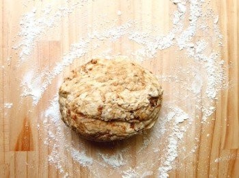 step4: 將檯面上撒一些手粉(少許麵粉可防止沾黏),將麵糰移至檯面上開始揉製,反覆搓揉。