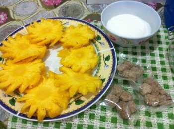 step1: 將黃梨去皮切凈黃梨洞口，然後黃梨切片大約半CM厚待用。