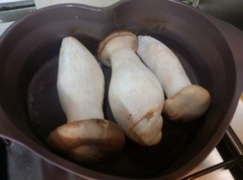 step2: 把杏鮑菇放進煲內加2湯匙水