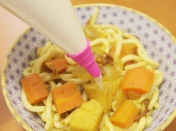 step9: 將奶油馬鈴薯放入擠花袋中在麵條上以圓圈方式擠出，或是直接用湯匙鋪在麵條上然後整齊鋪平即完成。