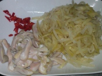 step1: 將<span class="group_1">食材</span>榨菜沖洗幾遍去鹹味，豬肚洗淨用小火滾煮２５分鐘，在切成細絲，辣椒切末