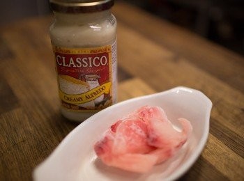 step1: 買好的雕於片我會100G一份來分裝，這樣乾淨又衛生，要使用實在用微波驢解凍就好。