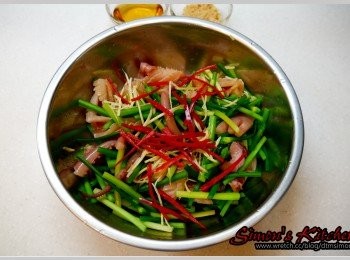 step5: 將燙好的韭菜花及魷魚放入調理碗中，放入薑絲及去籽辣椒絲，將材料稍微拌勻。