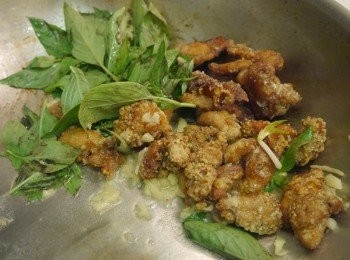 step6: *另熱油鍋下蒜末，炸雞塊，以及九層塔快速拌炒即可。