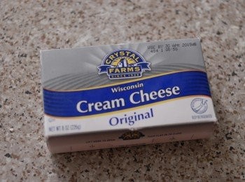 step1: 將所有材料放在室溫備用，雞蛋如放在冰箱，要預先一小時拿出。忌廉芝士Cream Cheese可在大型超市或烘焙店買到