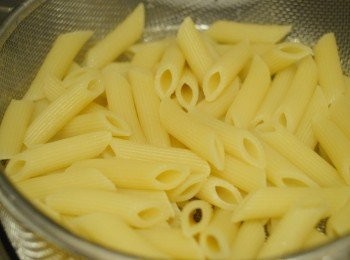 step1: 將翠玉瓜切小塊，車厘茄切半，蒜頭切片。用一煲沸水，下一小匙鹽煮長通粉，瀝乾水份備用