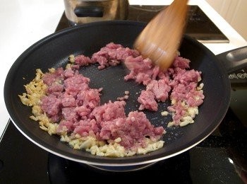 step3: 待蒜頭香味出來時，加入絞肉炒至八分熟。