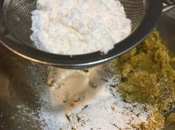 step2: 木薯粉同太白粉過篩一下，然後倒入薯蓉，續少加入清水，慢慢攪拌成團狀