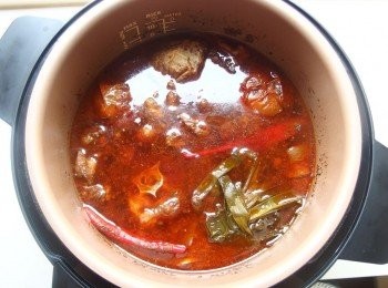 step10: 35分鐘後.....紅燒牛肉即完成。準備一鍋熱水將麵條及青菜汆燙後,加入牛肉湯即完成美味的牛肉麵。