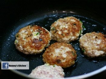 step5: 下油熱鑊，將漢堡排煎至定型後，反轉另一面，煎至二面金黃熟透後盛起；