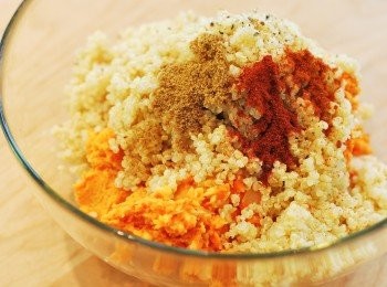 step5: 取一中盆加入甜薯豆泥，與煮熟的藜麥、香料、海鹽及胡椒混合均勻，均等分成四份