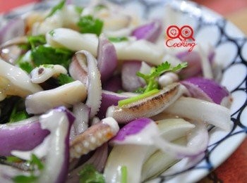 step7: 洋蔥本身就帶點微嗆的辣感，加上鮮味軟Q的軟絲，與甜辣醬味融合放入冰箱冷藏更讚，真是超級好滋味喔!