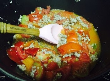 step2: 中火，用一湯匙油炒香肉碎至半成熟，再加切好既蕃茄同炒（蕃茄會自然出水）