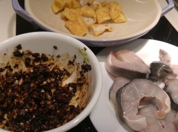 step1: 先將豆豉沖洗一下,用匙羹或刀柄壓扁,蒜頭琢蓉後將<span class="group_2">豉汁</span>材料混合攪混備用。魚腐用熱水沖洗後剪細粒,鱔需留意如覺得有潺用鹽擦乾淨。