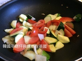 step5: 放入翠玉瓜和蕃茄繼續炒。