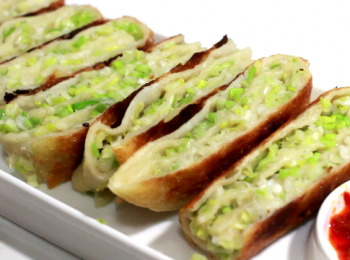 step16: 蔥白的部份可以做成北平蔥餅。 北平蔥餅, 口感厚實，香蔥滿滿, 辛辣香甜，楜椒香撲鼻而來, 百吃不厭。最適合成年人的口味!
Cook1Cook食譜: https://cook1cook.com/recipe/28987
Youtube: https://www.youtube.com/watch?v=0jFEw1BTqu8