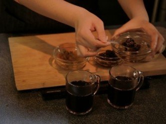 step7: 將熱酒倒入闊口杯中, 將部驟4已浸過酒既乾果果仁碎粒放入酒內拌混