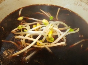 step6: 將滷水煮滾，放入大豆芽煮1分鐘即可。