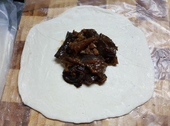 step12: 用一塊酥餅,將已經灘凍的香菇餡料平均分5份,加入1份餡料於中間
(亦可用酥皮代替酥餅,酥餅效果與酥皮是一樣,酥餅價錢較平)