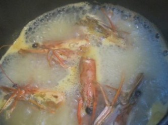 step5: － 下3飯碗水煮沸，加蓋轉小火煮20分鐘，隔去蝦頭即成湯頭