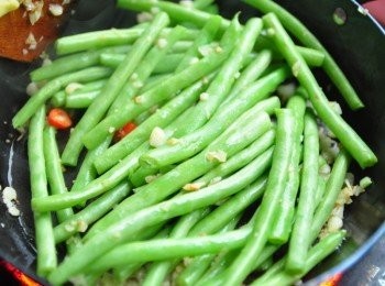 step3: 接著放入川燙的四季豆翻動均勻拌炒