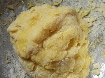 step1: 先將麵粉及發粉拌勻，然後逐少下蛋液，拌勻至成麵糰 （可能不需用全部蛋液）。用保鮮紙將麵糰包好，靜置半小時