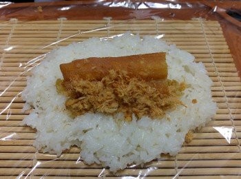 step5: 放上熱糯米飯，搾菜粒, 油條和肉鬆 (搾菜粒和肉鬆分量隨意)