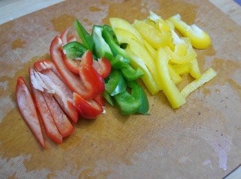 step10: 三色椒洗淨去蒂去籽切絲
