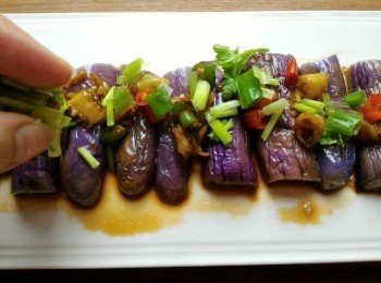 step8: 再加上蔥花及芫荽，可以上桌享用