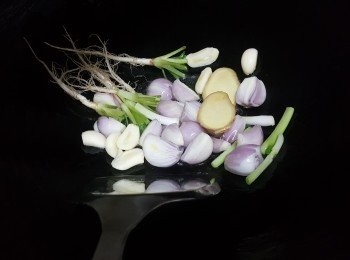 step4: 倒入<span class="group_2">新鮮配料：</span>爆香，（蔥綠色部分和芫荽葉不用事先加入）