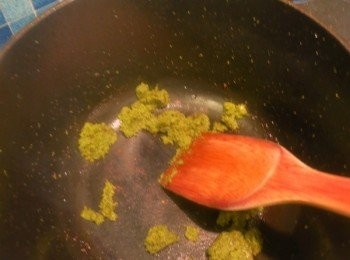 step6: 找一鍋子開火燒熱
下一點油，下青咖哩醬炒香
     *這時的味道很嗆我，記得掩鼻，不然會超痛苦*