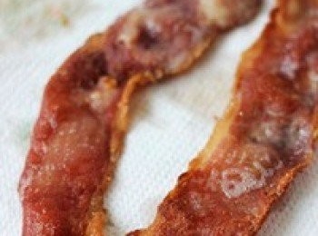 step2: 不粘鍋燒熱放入培根煎至邊緣酥脆切小塊