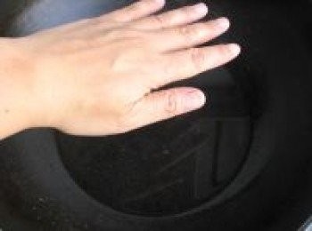 step7: 油燒至六成熱（用手可以感覺到油溫熱度了）