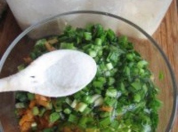step4: 加入鹽，雞精調味。