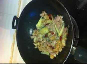 step3: 鍋裡放油燒熱，倒入瘦肉翻炒，再放入蒜末，薑絲，辣椒，炒出香味