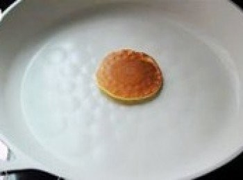 step10: 大約3~4分鐘後，翻面，麵餅呈咖啡色