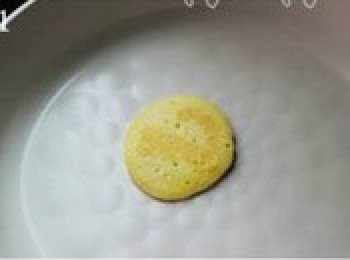 step11: 翻面後，同樣小火煎，大概半分鐘左右，出鍋，麵餅呈淺黃色