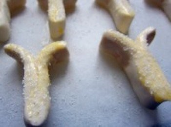 step7: 在朝上的一面均勻撒上粗粒砂糖。