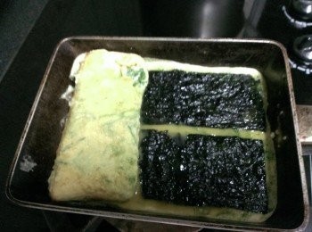 step3: 鍋中再放少許油，多餘的油用紙巾吸取，重複倒入蛋液，將做法(2)用筷子稍微往上提，使蛋液可以完全鋪滿鍋中。