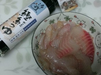 step5: 將淬釀日式和風醬油露_靜岡鰹魚、味霖、酒等調味料全部混合均勻後，把切好的鯛魚片放進去醃約20~30分。