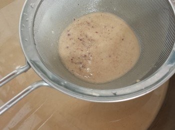 step7: 將粉漿攪至無粉粒為佳，再過篩，令粉漿更幼滑。