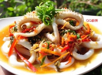 step10: 擺上蔥絲灑上芝麻即可(熱熱享用也可以，待涼後放入冷藏也別有風味喔~)