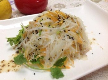 step2: 淋上和風醬，撒上白、黑芝麻、香菜末