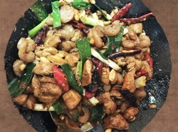 step8: 起油鍋加入蒜片、辣椒、乾辣椒花椒爆香後加入雞肉及蒟蒻蝦仁大火翻炒後加入調味料，湯汁差不多收乾後，最後加入花生及蔥段拌炒均勻即可。