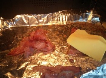 step3: 煙肉切半，3塊隨意疊鋪在焗盤上 180-190C 焗10分鐘
煙肉焗10分鐘後，鋪上芝士，麵包切半，一同放入焗爐170C 3分鐘