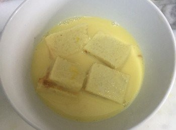 step2: 把蛋及牛奶一起拌勻，方塊粒放進蛋漿內並平均將2邊沾滿蛋漿。